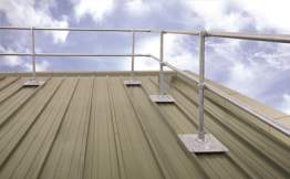 Absturzsicherungen für Metalldächer