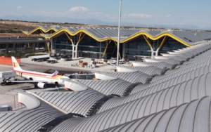 Dachlaufstegsystem am Flughafen