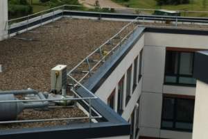 Freistehende Absturzsicherung: Sicherheit und Ästhetik auf dem Dach