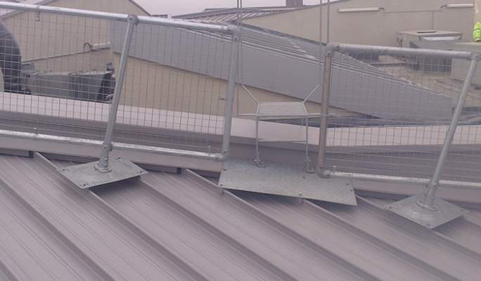 Roof guardrail system for metal roofs