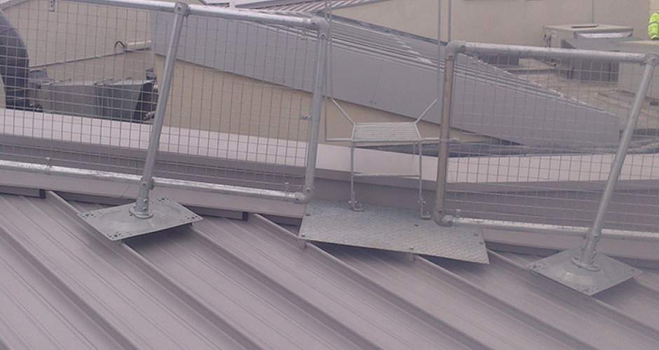 Roof guardrail system for metal roofs