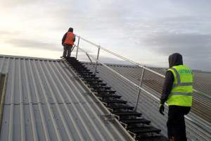 Sichere Dachreparaturen mit dem KEE WALK Laufstegsystem