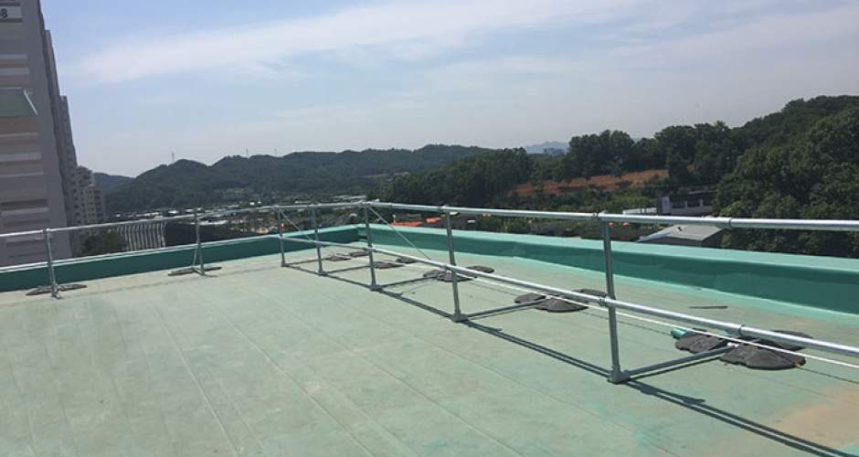 KeeGuard free-standing roof edge protection systems at IKEA in South Korea. 
