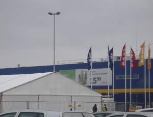 Free-standing roof edge protection systems for IKEA