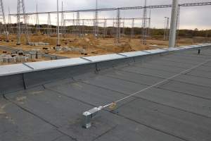 System lin asekuracyjnych na dachu budynku stacji elektroenergetycznej
