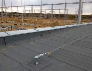 System lin asekuracyjnych na dachu budynku stacji elektroenergetycznej