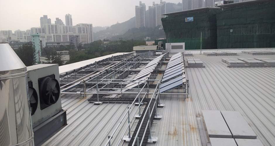 Systemy zabezpieczajace przed upadkiem z wysokosci dla dachow metalowych 