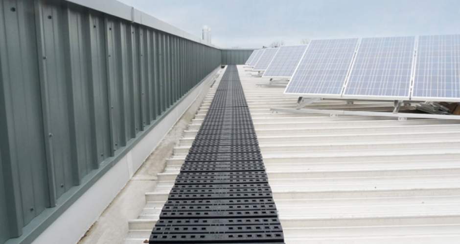 Dachlaufsteg zur Begehung von Solaranlagen