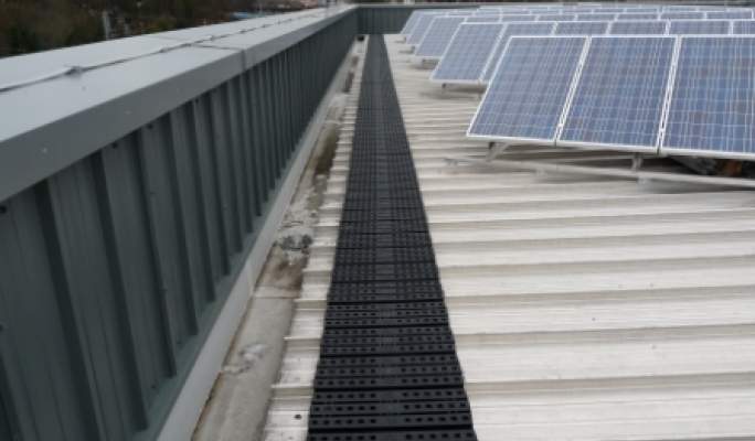 Panneaux solaires debout sur toiture métallique