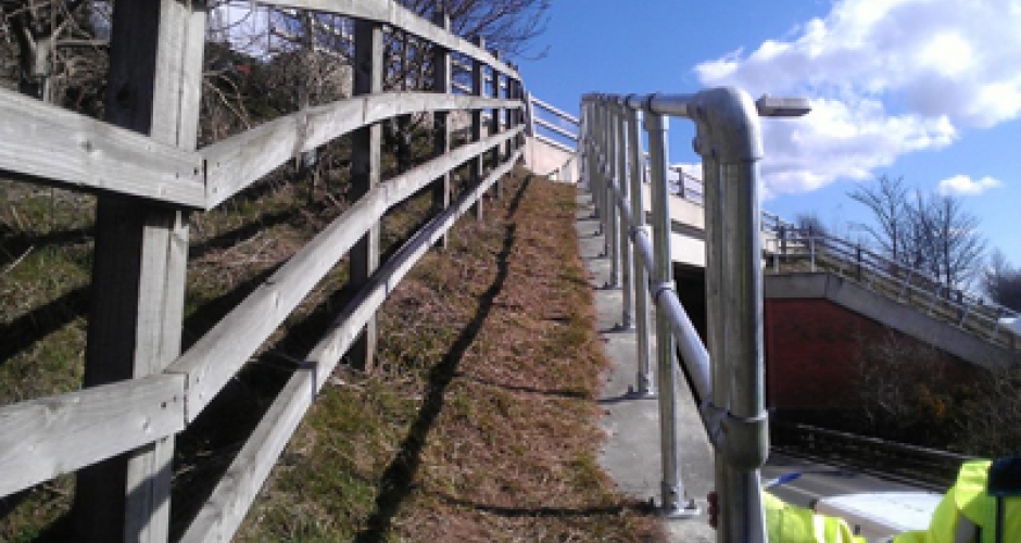Kee Klamp guardrail on retaining wall